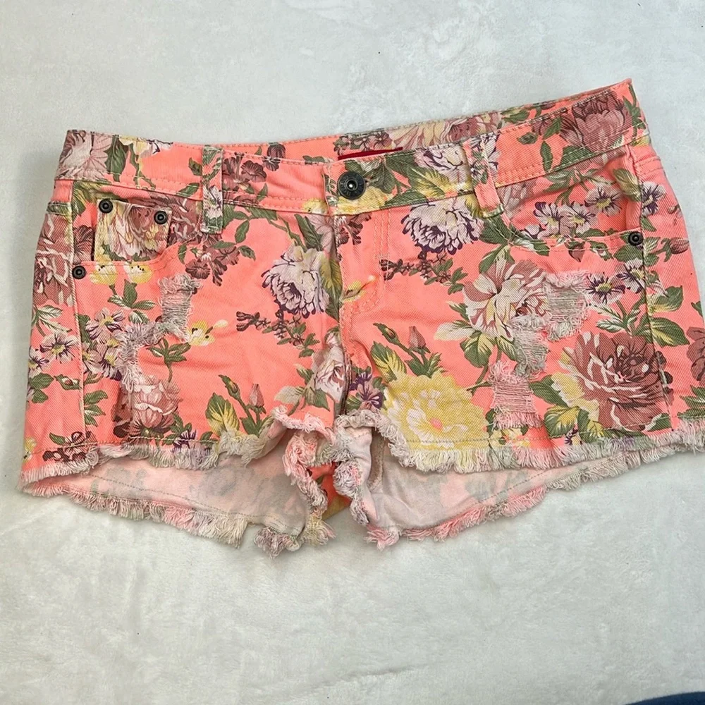 Bongo Coral Floral Print Distressed Jean Shorts Size 9. NWOT. Fringe hem. CUTE. - Picture 1 of 7